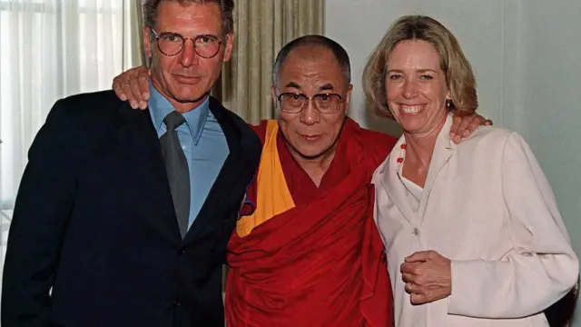Melissa Mathison junto a Harrison Ford y Tenzin Gyatso en una imagen de archivo.