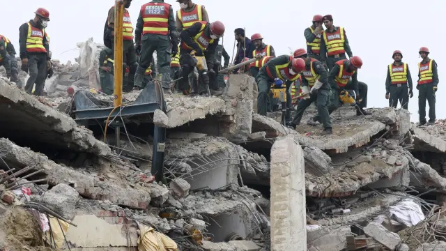 Los servicios de rescate trabajan buscando entre los escombros tras el derrumbe.