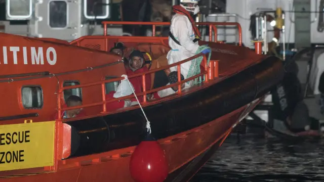 La Guardia Civil y Salvamento Marítimo han sido los encargados de rescatarlos.
