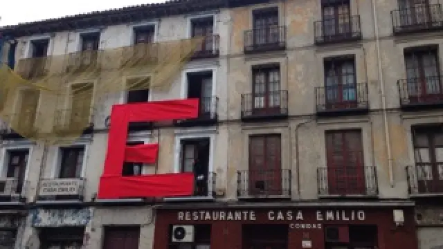 Colocación de la "E" gigante en la fachada de Casa Emilio.