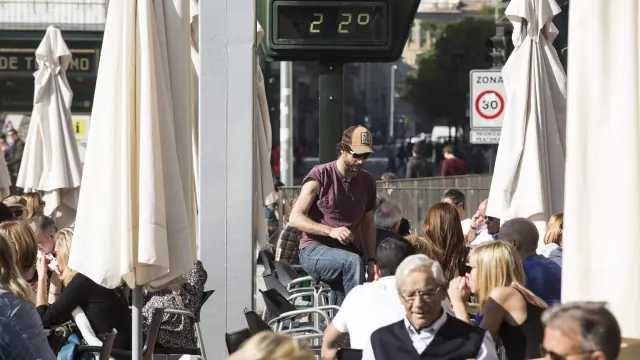 Gente disfrutando del buen tiempo en una terraza de Zaragoza este sábado.
