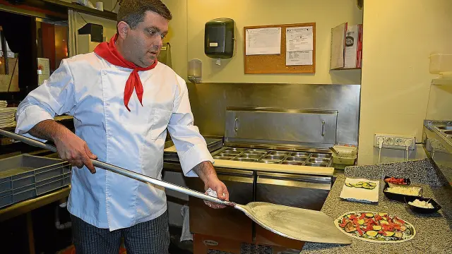 Ángel Vinués, preparando la pizza de la receta en la Trattoria Il Principale, de la capital aragonesa.