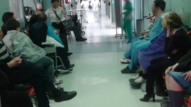 Uno de los pasillos del hospital, lleno de pacientes
