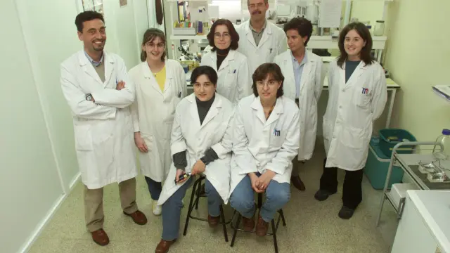 Carlos Martín Montañés y su equipo, en la Facultad Ciencias de la Universidad de Zaragoza, en marzo de 2000.