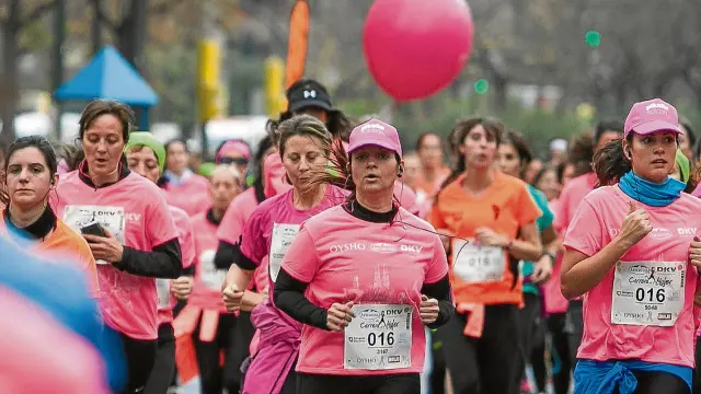 Una imagen de la Carrera de la Mujer de 2014, que congregó a 6.500 mujeres por las calles de Zaragoza.