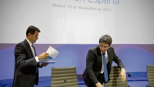 El economista jefe del BBVA, Jorge Sicilia derecha junto a Rafael Doménech, ayer en Madrid.