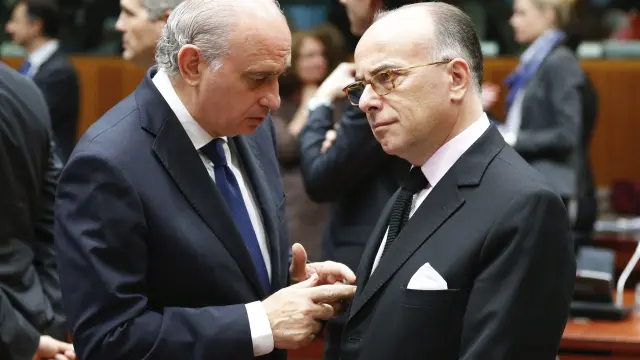 El ministro español del Interior, Jorge Fernández Díaz, habla con su homólogo francés.