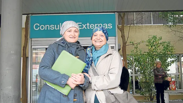 Eva Oscáriz y Mª José Martín, ayer antes de entregar las 1.015 firmas en el hospital de Alcañiz.
