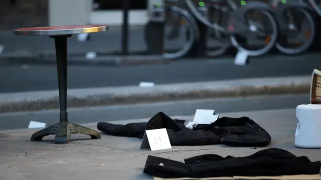 Dos cadáveres víctimas de los ataques en París, junto al cafe Comptoir Voltaire.