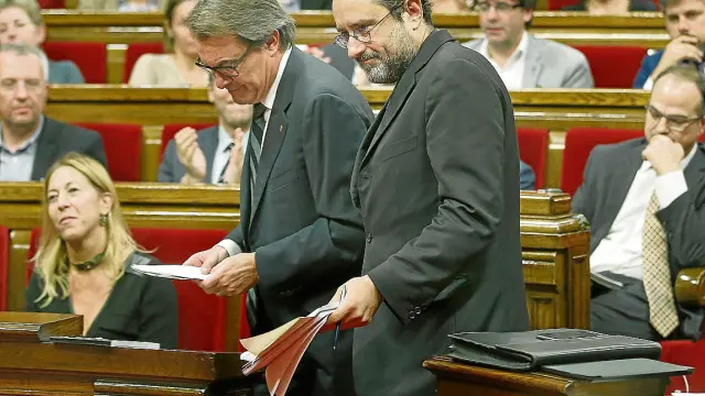 Antonio Baños, líder de la CUP, junto a Artur Mas, en noviembre pasado en el Parlamento catalán.