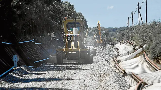 Obras en la línea ferroviaria Huesca-Canfranc a la altura de Alerre, en abril de 2015.