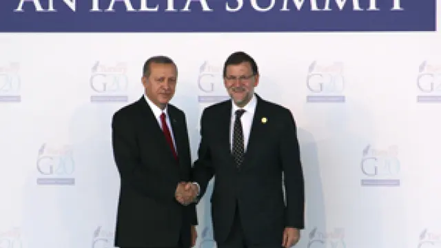El presidente de Turquía Erdogan saluda al presidente del Gobierno Mariano Rajoy