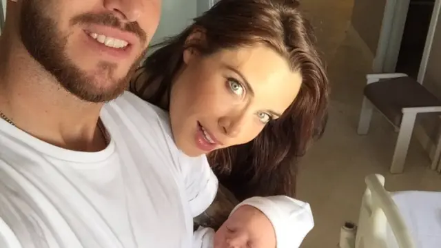 Sergio Ramos y Pilar Rubio con su nuevo hijo