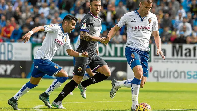 Ortuño, con el balón, y Ángel, los dos arietes zaragocistas, en el partido ante el Elche.