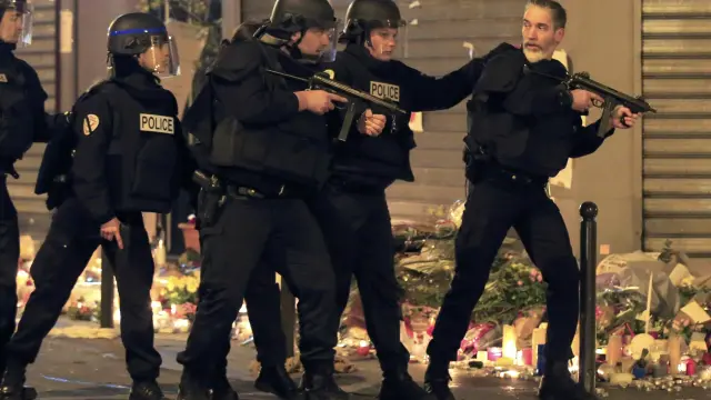 Agentes de Policía, en alerta cerca del restaurante Le Carillon de París el viernes.