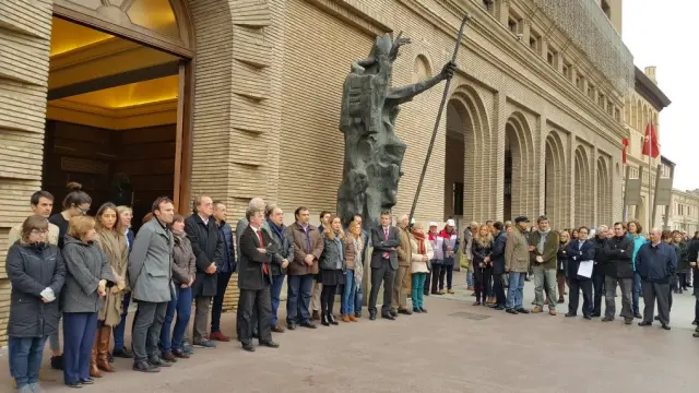 El Ayuntamiento de Zaragoza ha convocado una concentración en solidaridad con el pueblo parisino tras los atentados del día 13.