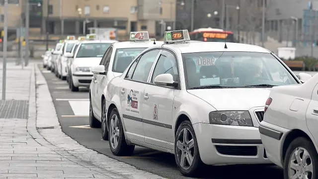 Varios taxis esperan a ser alquilados en la zona de llegadas de la estación de Delicias.