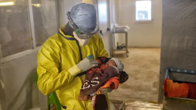Nubia contrajo ébola de su madre, Mamasta, que murió doce días atrás. Es cuidada en el Centro de Tratamiento de MSF en Conakry por un sobreviviente de ébola que fue inmunizado.