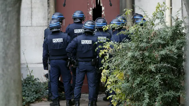 Policías a las puertas de una iglesia en Saint Denis.