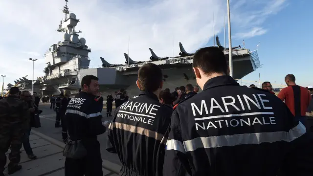 Marines franceses suben al portaaviones Charles de Gaulle