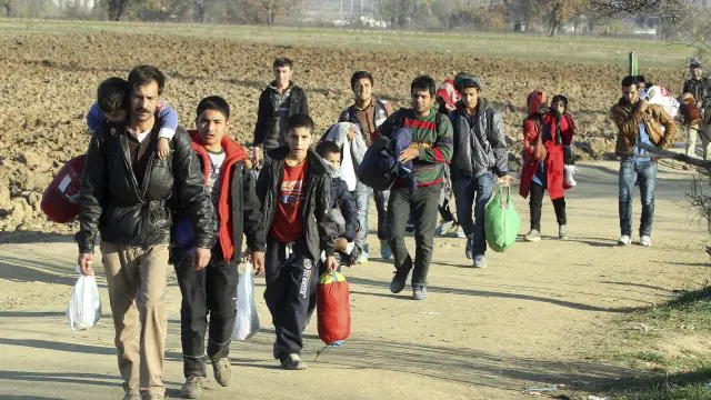 Un grupo de refugiados procedentes de Macedonia logra cruzar la frontera de Serbia