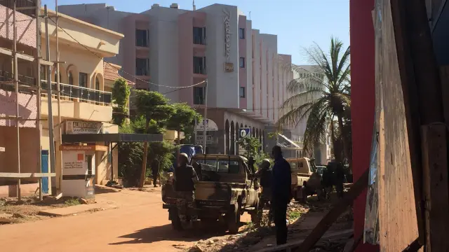 Militares de Mali toman posiciones a las afueras del hotel asaltado.