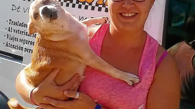 Ángela González, cliente de Pet Taxi, con su perrita Kira.
