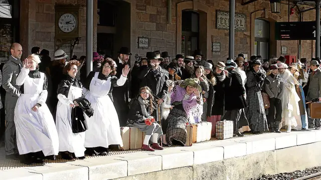 Actores vestidos de época acudieron a la estación para recibir un tren.