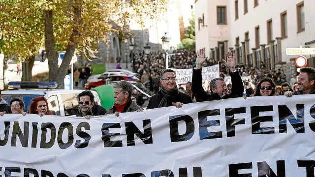 Los alcaldes de Teruel, Huesca, Zaragoza  y Sagunto y el consejero de Vertebración  encabezaron la marcha.