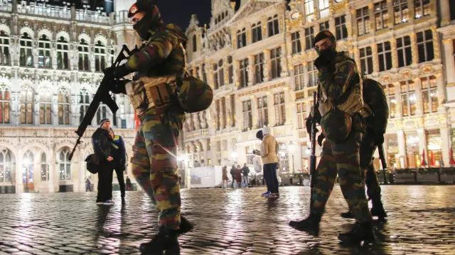Soldados belgas vigilan el centro de Bruselas.