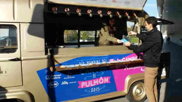 El camión foodtruck usado en la campaña informativa de cáncer de pulmón, aparcado en el Hospital 12 de Octubre.