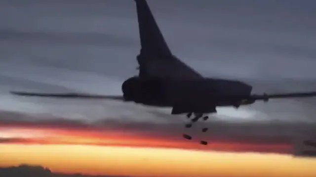 Captura de video facilitada por la página Web del Ministerio de Defensa ruso que muestra un bombardero ruso.