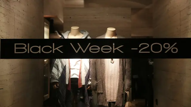 Promoción en un escaparate de Zaragoza con motivo de la Black Week
