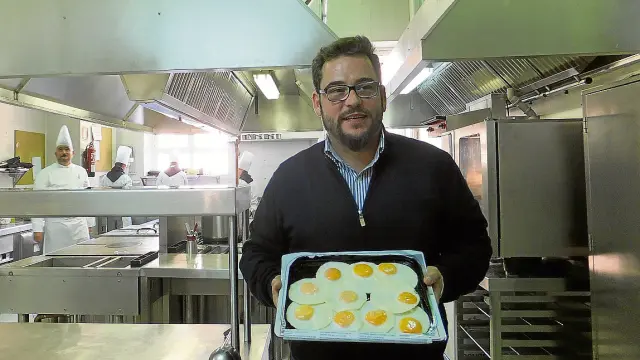 El creador del huevo congelado, Javier Yzuel, muestra su producto en la Escuela de Hostelería.