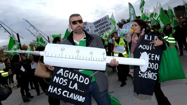 Alrededor de doscientas personas han exigido este martes, en una concentración ante las Cortes de Castilla y León.