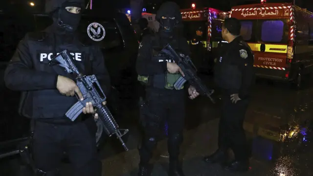 Agentes de seguridad custodiando las calles de Túnez.