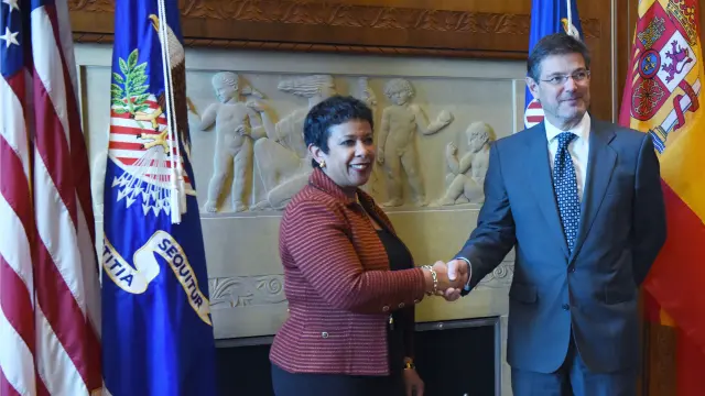 El ministro de Justicia, Rafael Catalá, saluda a la fiscal general de EE UU, Loretta Lynch
