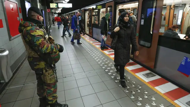 Un policía belga patrulla en el metro de Bruselas.