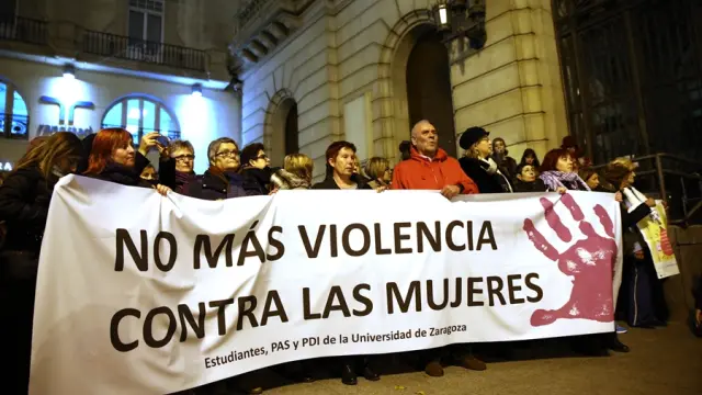 Imagen de la concentración del 25N en Zaragoza por la eliminación de la violencia contra la mujer.