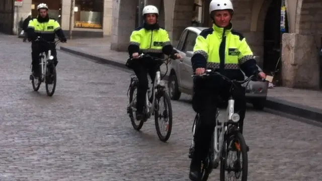 Policías patrullando en bici en Gerona.