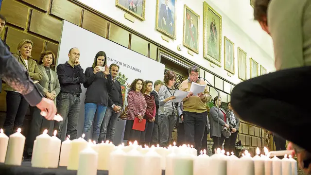 Los asistentes encendieron ayer una vela por cada víctima de la violencia de género.