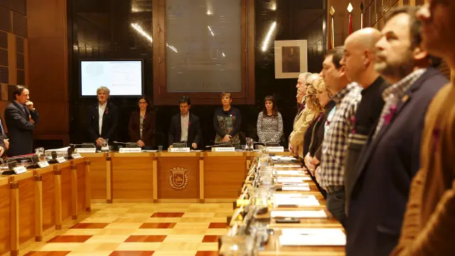 Los concejales de Huesca guardan un minuto de silencio en memoria de las víctimas de la violencia de género