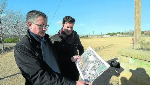 El alcalde Manuel Blasco y el concejal de Fiestas, Javier Domingo, muestran el plano del campin.