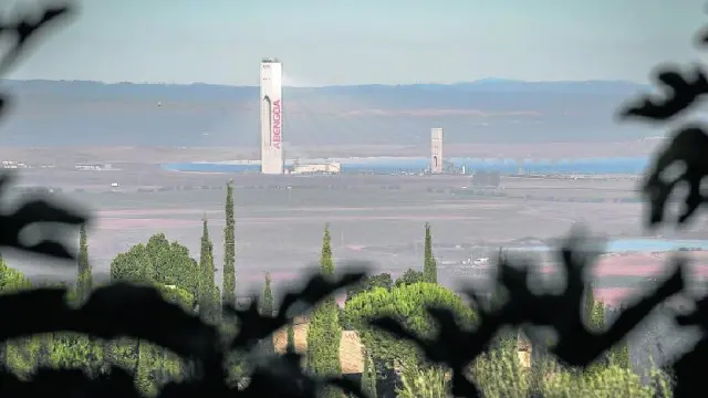 Una de las torres de la plataforma solar Solúcar de la empresa Abengoa en Sanlúcar la Mayor, ayer en Sevilla.