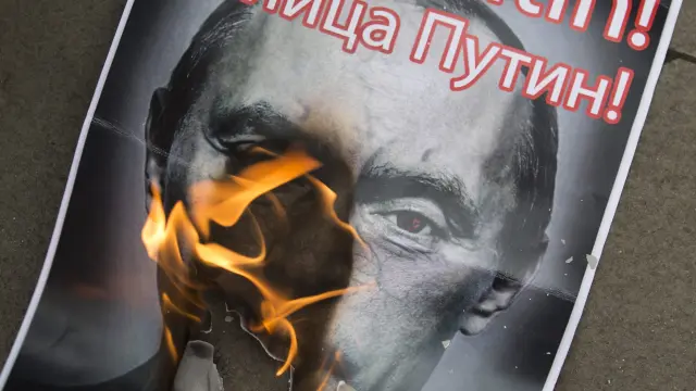 Un manifestante turco quema una foto de Putin.
