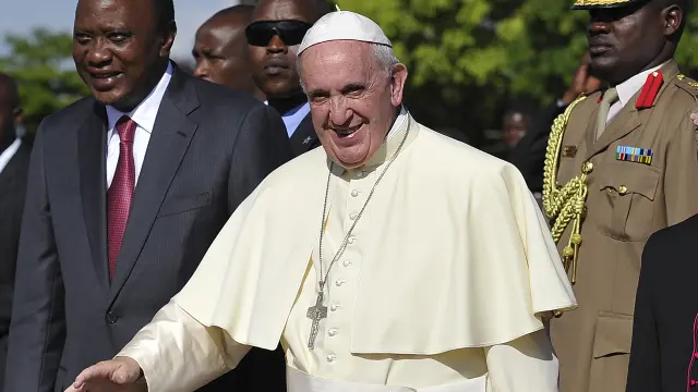 El Papa, acompañado del presidente de Kenia, acude a coger el avión con destino a Uganda.