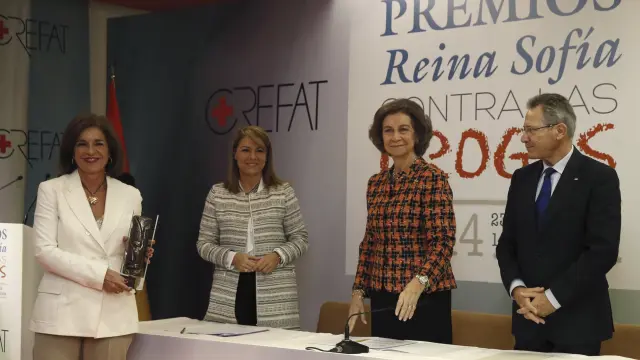 La Reina Sofía, junto a la secretaria de Estado de Asuntos Sociales e Igualdad, Susana Camarero, y el presidente de Cruz Roja, Javier Senén