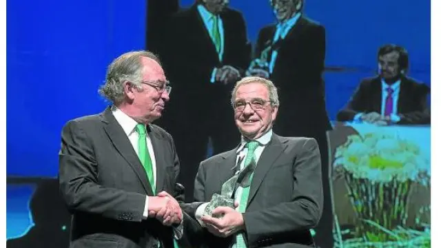 César Alierta (derecha), presidente de Telefónica, recibe el premio de manos de Amado Franco.