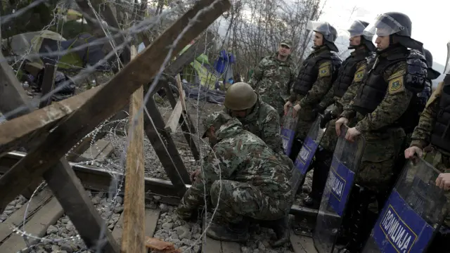 El ejército levanta la valla fronteriza en Macedonia.