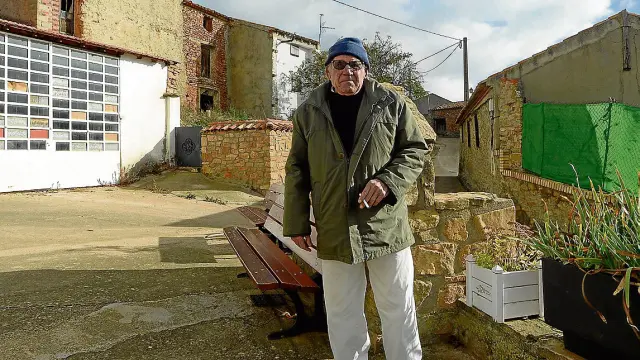 Ángel Comas, el único de los 13 votantes de Salcedillo que vive en el pueblo todo el año.